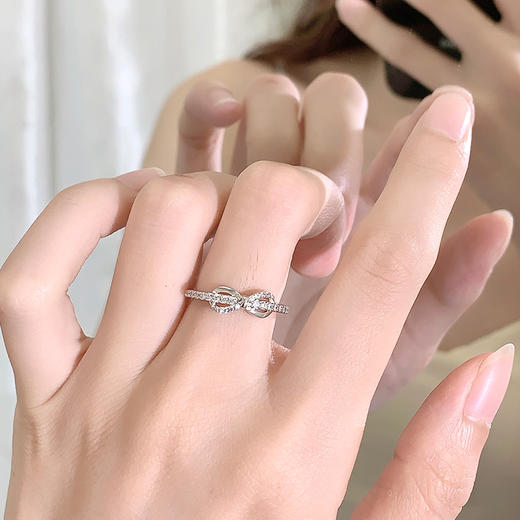 【可定制刻字】 卡蒂罗KADER 恋爱频率 结缘 甜美蝴蝶结轻奢闭口不可调节 满镶精致璀璨 925银 合成立方氧化锆 戒指 女款 银白色过节礼物礼盒款 商品图4