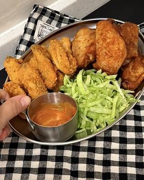 炸鸡嘟嘟翅双拼的快乐！再煮碗番茄螺狮粉🍅~