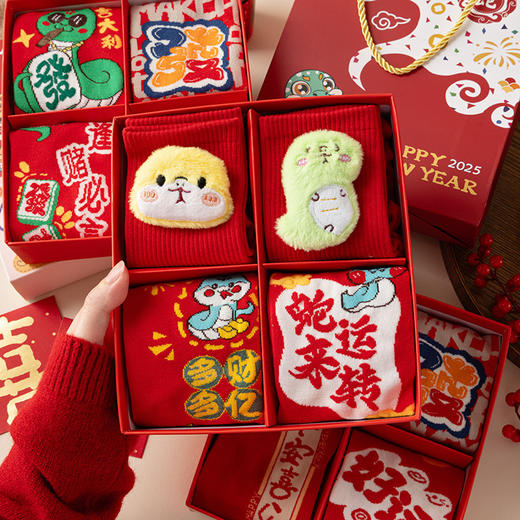 【新年红袜❗️马来运转4双礼盒装】纳福开运，过年就得穿年袜！本命年大红男女情侣袜大运喜庆袜子中筒新年年货套装 商品图2