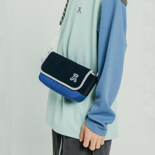 【出游季特惠】ACMEITEM爱棵米 户外灯芯绒斜挎包撞色休闲出行斜挎小包男女GAF3510444G 商品图0