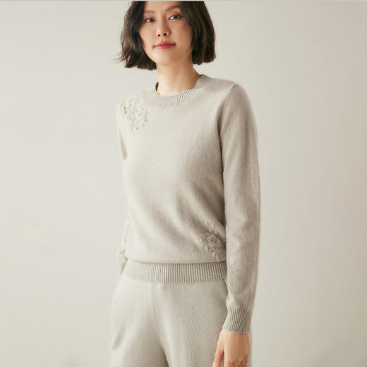 【高货QJ】全新升级【铂金会员441/天猫599/差价158】(61408) 洛诗琳秋冬新款软糯山羊绒女花瓣刺绣百搭针织打底衫毛 商品图4