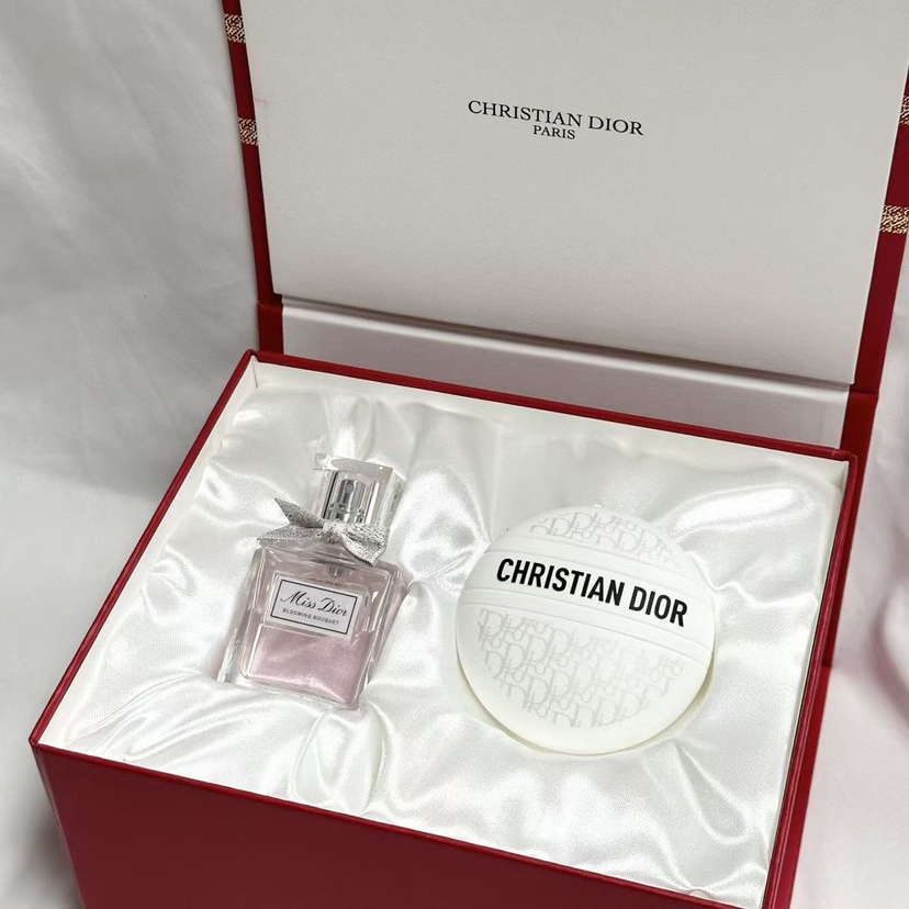 Dior迪奥花漾甜心香水两件套礼盒 
花漾甜心香水 30ml➕老花护手霜 50ml 顺丰包邮 香港专柜代购不退不换