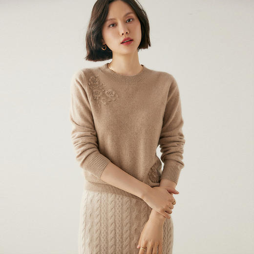 【高货QJ】全新升级【铂金会员441/天猫599/差价158】(61408) 洛诗琳秋冬新款软糯山羊绒女花瓣刺绣百搭针织打底衫毛 商品图1