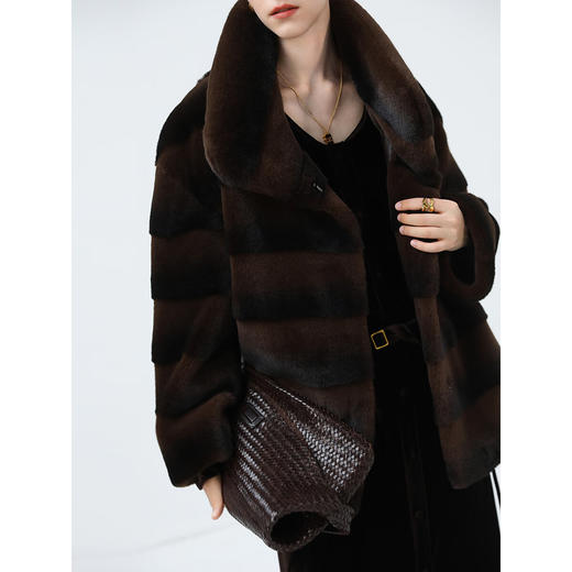 COCOBELLA仿天鹅绒丰盈绒感环保皮草大衣横排工艺外套FU7009 商品图1