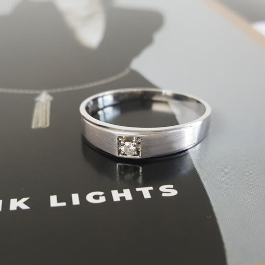 【天然正品】周大生AU750白金时尚经典拉丝款0.040克拉钻石戒指情侣对戒22号（戒圈可改）中性款现售价：1880特价！251024NJM04 商品图3