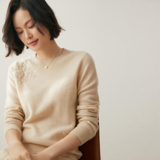 【高货QJ】全新升级【铂金会员441/天猫599/差价158】(61408) 洛诗琳秋冬新款软糯山羊绒女花瓣刺绣百搭针织打底衫毛 商品图3
