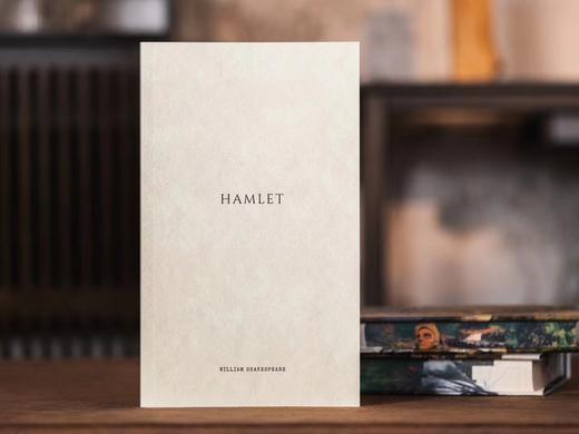 《莎士比亚喜剧悲剧集·插图珍藏版》（刷边版 全2册）一套两本，大十六开本，四色全彩印刷；赠品包含——四张精美藏书票、《哈姆雷特》英文原版别册、定制丝巾 商品图8