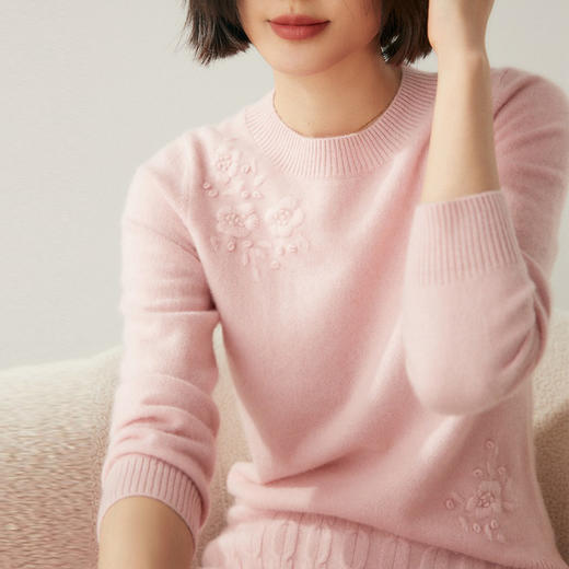 【高货QJ】全新升级【铂金会员441/天猫599/差价158】(61408) 洛诗琳秋冬新款软糯山羊绒女花瓣刺绣百搭针织打底衫毛 商品图0