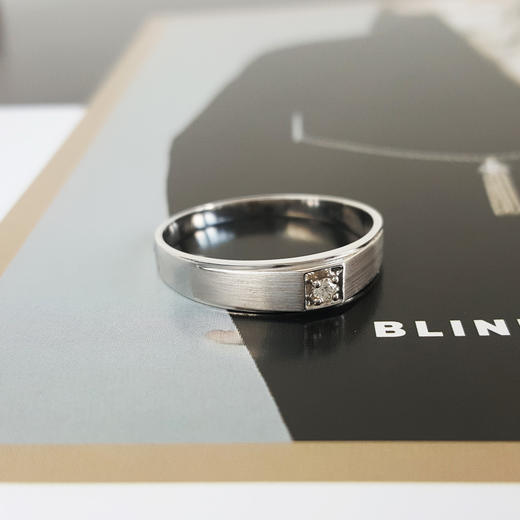 【天然正品】周大生AU750白金时尚经典拉丝款0.040克拉钻石戒指情侣对戒22号（戒圈可改）中性款现售价：1880特价！251024NJM04 商品图2