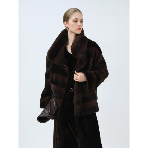 COCOBELLA仿天鹅绒丰盈绒感环保皮草大衣横排工艺外套FU7009 商品图2