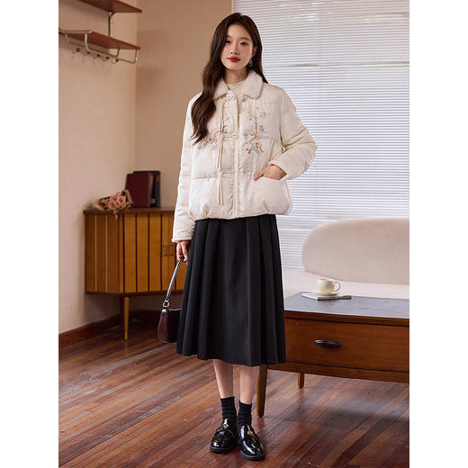 【年终特卖】熙世界新中式羽绒服女冬季国风刺绣盘扣仿水貂毛翻领白鸭绒短外套 商品图4