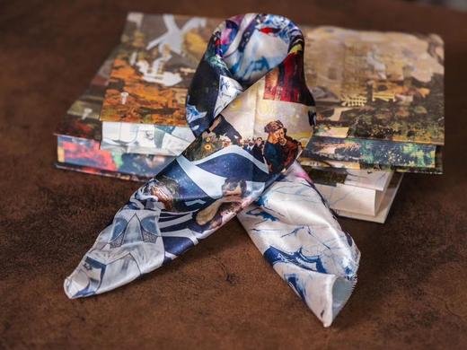 《莎士比亚喜剧悲剧集·插图珍藏版》（刷边版 全2册）一套两本，大十六开本，四色全彩印刷；赠品包含——四张精美藏书票、《哈姆雷特》英文原版别册、定制丝巾 商品图4