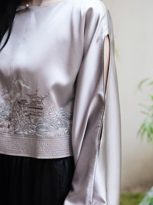 东方境X郭培| 浅灰色真丝亭台楼阁刺绣短上衣 商品图5