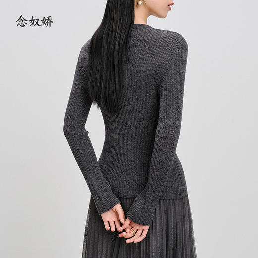 【商场同款】CNK4893“高智灰毛衫” 经典百搭直身型 套头毛衣 宽窄变化罗纹织法 弹力大 定染灰色纽扣 细节彰显品质 外穿内搭 商品图12