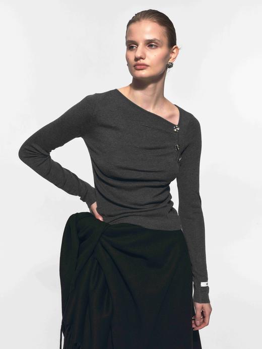 斜领装饰扣灰色打底衫 商品图5