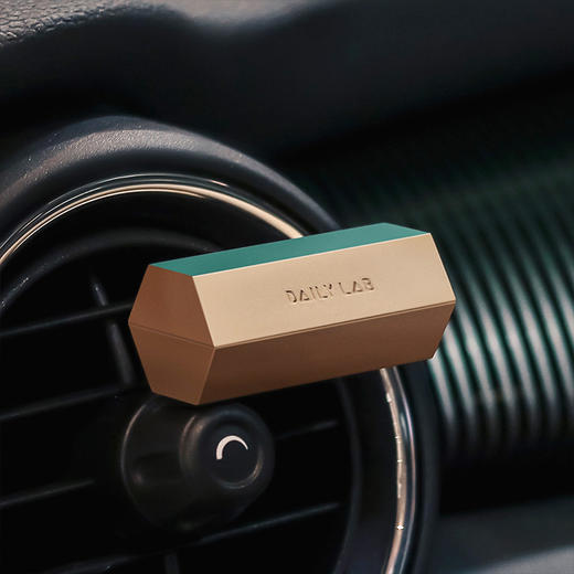 DAILY LAB 720车载香薰 轻奢固体汽车夹式出风口香水空调装饰摆件创意礼物香氛送礼 苦橙挂雪松 双只装+香片*4 商品图2