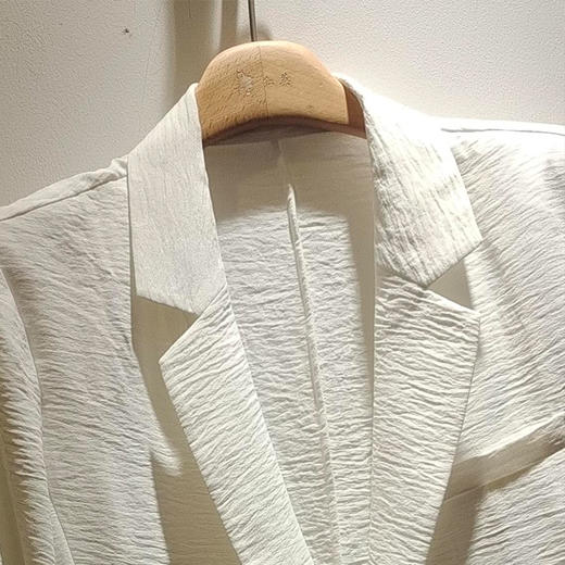 VIVIAN LIU薇薇安刘R2423103春女装新款翻领一粒扣七分袖圆摆西装 商品图2