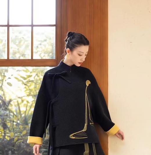 HJ3A68_漆黑色_新中式上衣_四季_国风优雅盘扣刺绣宽松显瘦气质外套_高级女装_BERNIEELEN 伯妮斯茵 商品图1