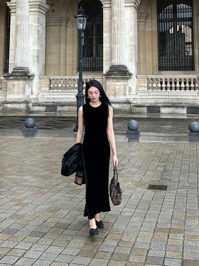 盛唐婧| 黑色丝绒圆领修身长裙