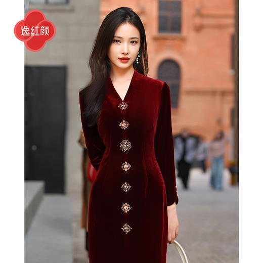 上海逸红颜 司瑶 2025年秋冬新款 丝绒V领连立领中长款中式连衣裙 商品图0