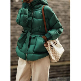 拒绝臃肿收腰轻薄！2024 高端鹅绒服！连帽女款面包服女装95白鹅绒羽绒服！