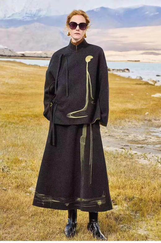 HJ3A68_漆黑色_新中式上衣_四季_国风优雅盘扣刺绣宽松显瘦气质外套_高级女装_BERNIEELEN 伯妮斯茵 商品图4