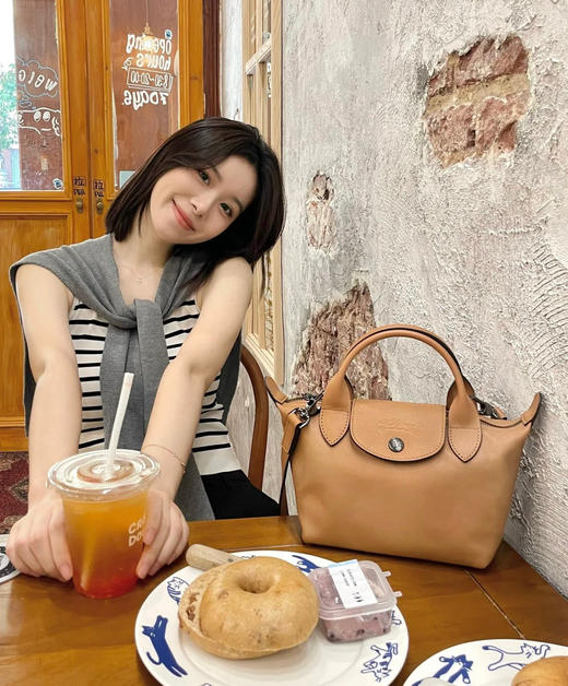 真！小羊皮！专柜3000➕！龙骧小羊皮饺子包！皮感超软糯 ✅超注重细节做工，自用实用，防尘袋包装 ✅柜上经典爆款，12种颜色任选 小身材大能量，超能装，无论怎么穿都好搭️ 商品图3