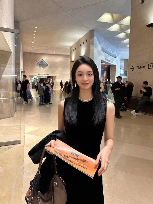 盛唐婧| 黑色丝绒圆领修身长裙 商品图4