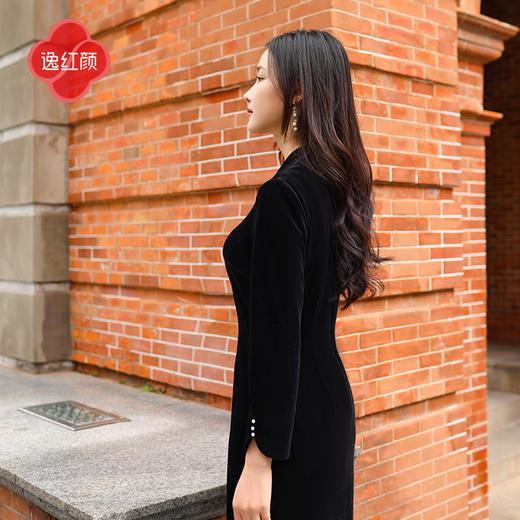 上海逸红颜 司瑶 2025年秋冬新款 丝绒V领连立领中长款中式连衣裙 商品图4