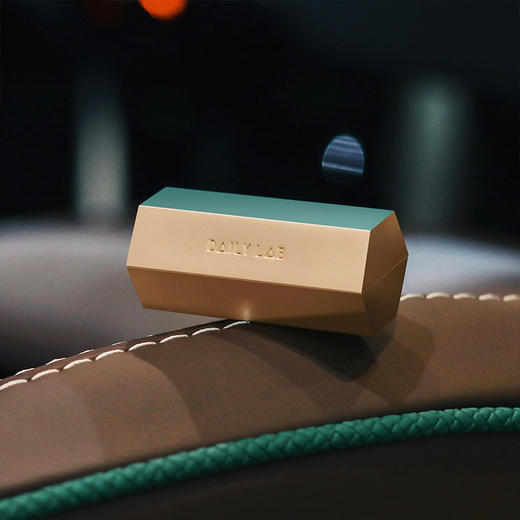 DAILY LAB 720车载香薰 轻奢固体汽车夹式出风口香水空调装饰摆件创意礼物香氛送礼 苦橙挂雪松 双只装+香片*4 商品图3