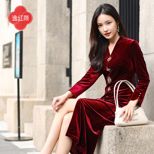上海逸红颜 司瑶 2025年秋冬新款 丝绒V领连立领中长款中式连衣裙 商品图2