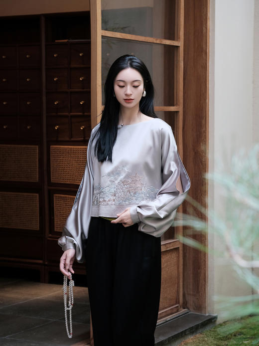 东方境X郭培| 浅灰色真丝亭台楼阁刺绣短上衣 商品图1