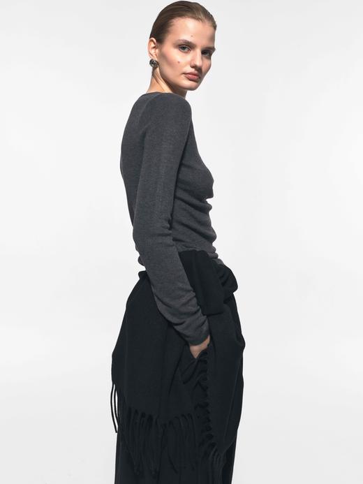 斜领装饰扣灰色打底衫 商品图3