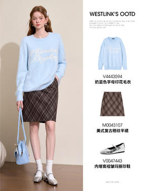 奶蓝色毛衣+格纹半裙，简直不要太甜美