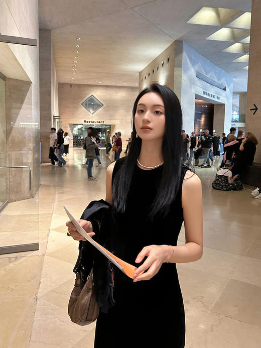 盛唐婧| 黑色丝绒圆领修身长裙 商品图3