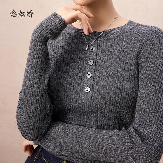 【商场同款】CNK4893“高智灰毛衫” 经典百搭直身型 套头毛衣 宽窄变化罗纹织法 弹力大 定染灰色纽扣 细节彰显品质 外穿内搭 商品图9