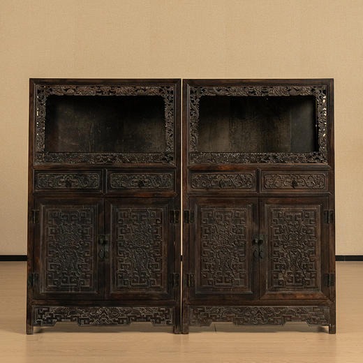 清中期 紫檀满雕云龙纹亮格柜（一对） 商品图0