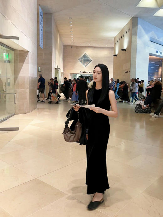 盛唐婧| 黑色丝绒圆领修身长裙 商品图5