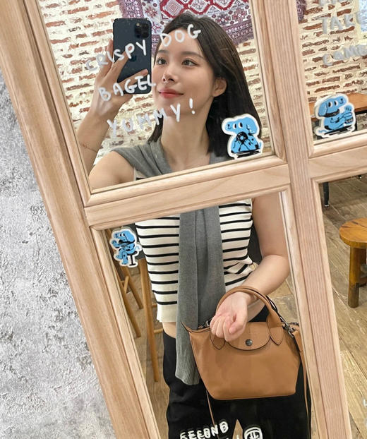 真！小羊皮！专柜3000➕！龙骧小羊皮饺子包！皮感超软糯 ✅超注重细节做工，自用实用，防尘袋包装 ✅柜上经典爆款，12种颜色任选 小身材大能量，超能装，无论怎么穿都好搭️ 商品图4