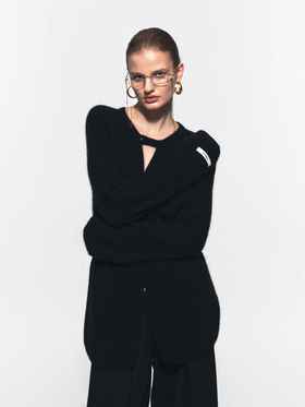 前后两穿黑色套头毛衫