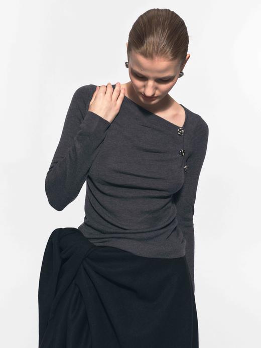 斜领装饰扣灰色打底衫 商品图2