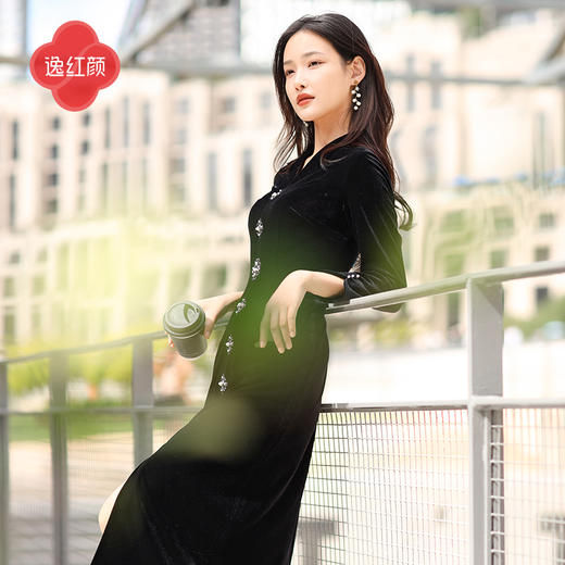 上海逸红颜 司瑶 2025年秋冬新款 丝绒V领连立领中长款中式连衣裙 商品图3