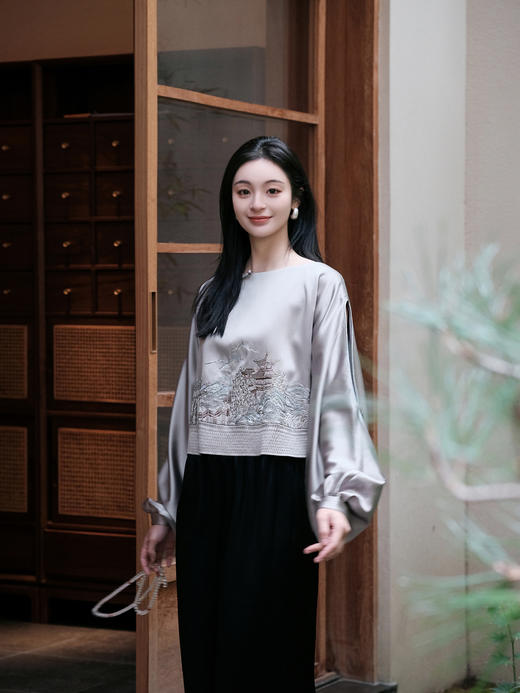 东方境X郭培| 浅灰色真丝亭台楼阁刺绣短上衣 商品图4