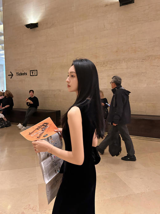 盛唐婧| 黑色丝绒圆领修身长裙 商品图8