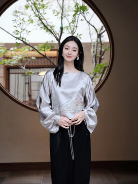 东方境X郭培| 浅灰色真丝亭台楼阁刺绣短上衣