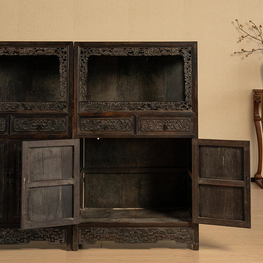 清中期 紫檀满雕云龙纹亮格柜（一对） 商品图3