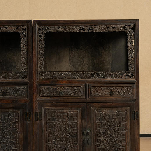 清中期 紫檀满雕云龙纹亮格柜（一对） 商品图1