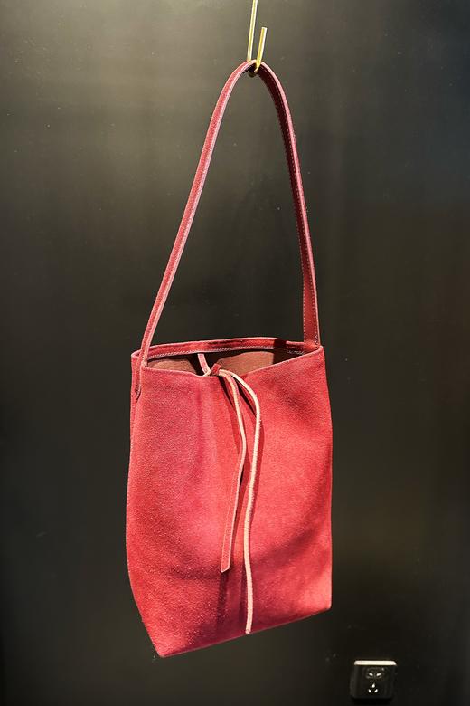 【门店同款】ENJOY常卖复古软糯绒面质感水桶包 159401236 商品图0