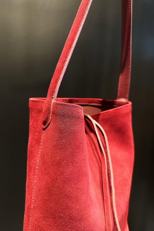 【门店同款】ENJOY常卖复古软糯绒面质感水桶包 159401236 商品图1