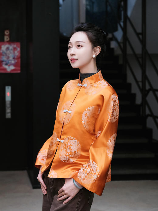 盛唐牡丹| 橙色花蕾缎双龙团纹外套 商品图1